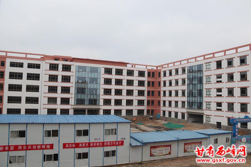 正在建設(shè)的董志初中綜合教學(xué)實驗樓_副本.jpg 正在建設(shè)的董志初中綜合教學(xué)實驗樓_副本.jpg