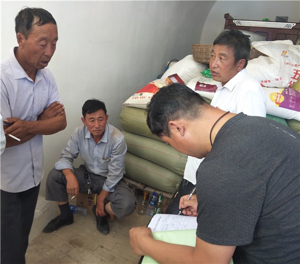 村干部和紅白理事會(huì)成員入戶填寫報(bào)備表。