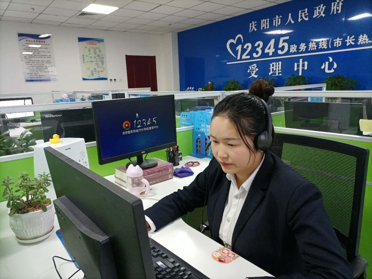 話務(wù)員在積極反饋群眾訴求 話務(wù)員在積極反饋群眾訴求