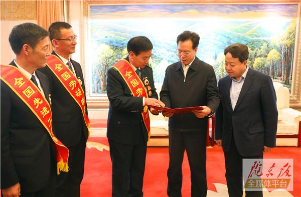 慶陽市3名全國勞動模范和先進工作者載譽歸來！贠建民盧小亨親切會見