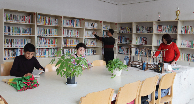 居民在社區(qū)城市書吧看書、繪畫。  通訊員  郭芳  攝  