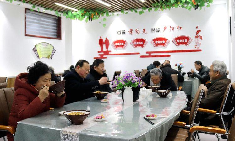 南苑路社區(qū)，老人在“老年餐桌”就餐。  通訊員  耿洋洋  攝  