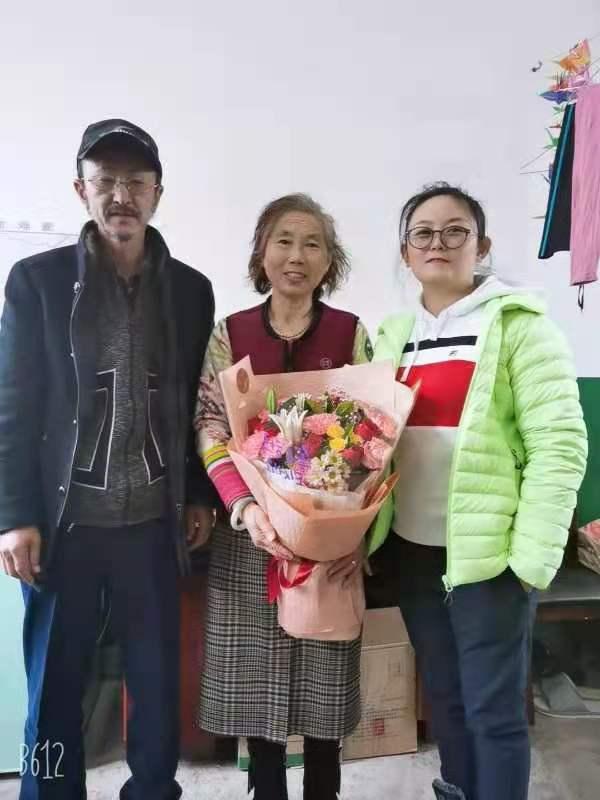 李桂芝和女兒牟鯤鵬、丈夫張順在一起