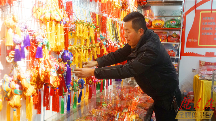 【新春走基層】寧縣農(nóng)民郭海峰創(chuàng)建刺繡扶貧車間，帶領(lǐng)鄉(xiāng)親“繡”出好光景