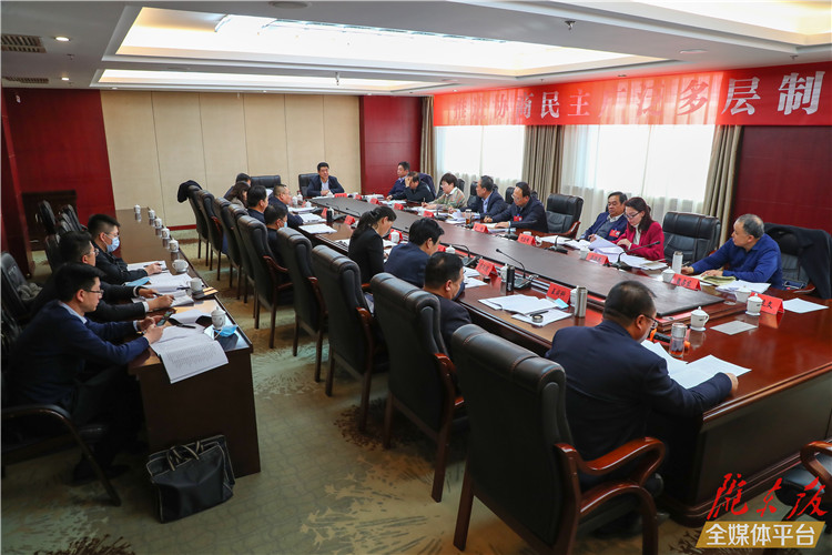 【圖說兩會(huì)】看！政協(xié)委員熱議政府工作報(bào)告