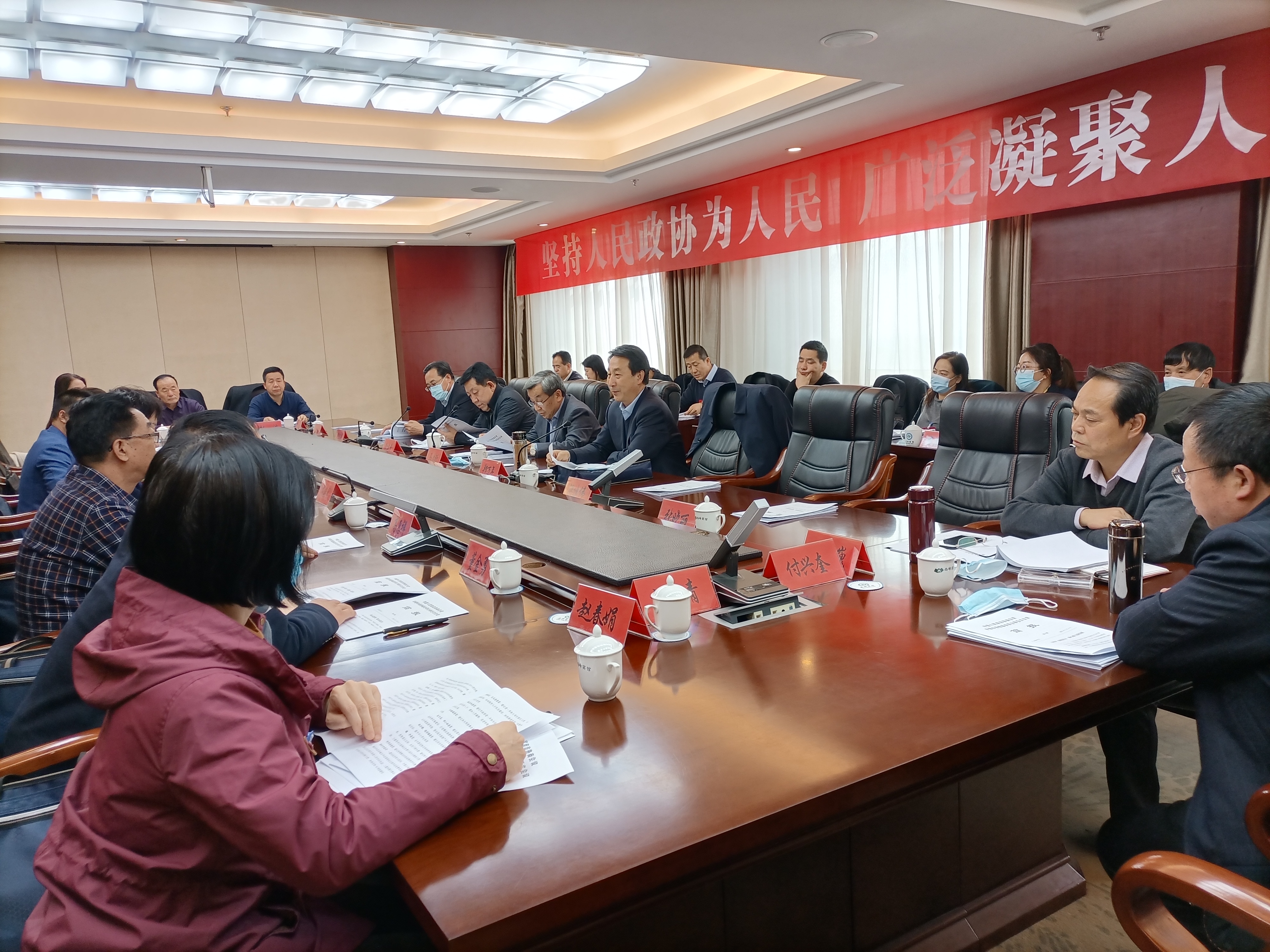 市政協(xié)委員繼續(xù)分組討論市委書(shū)記講話(huà)和相關(guān)報(bào)告。