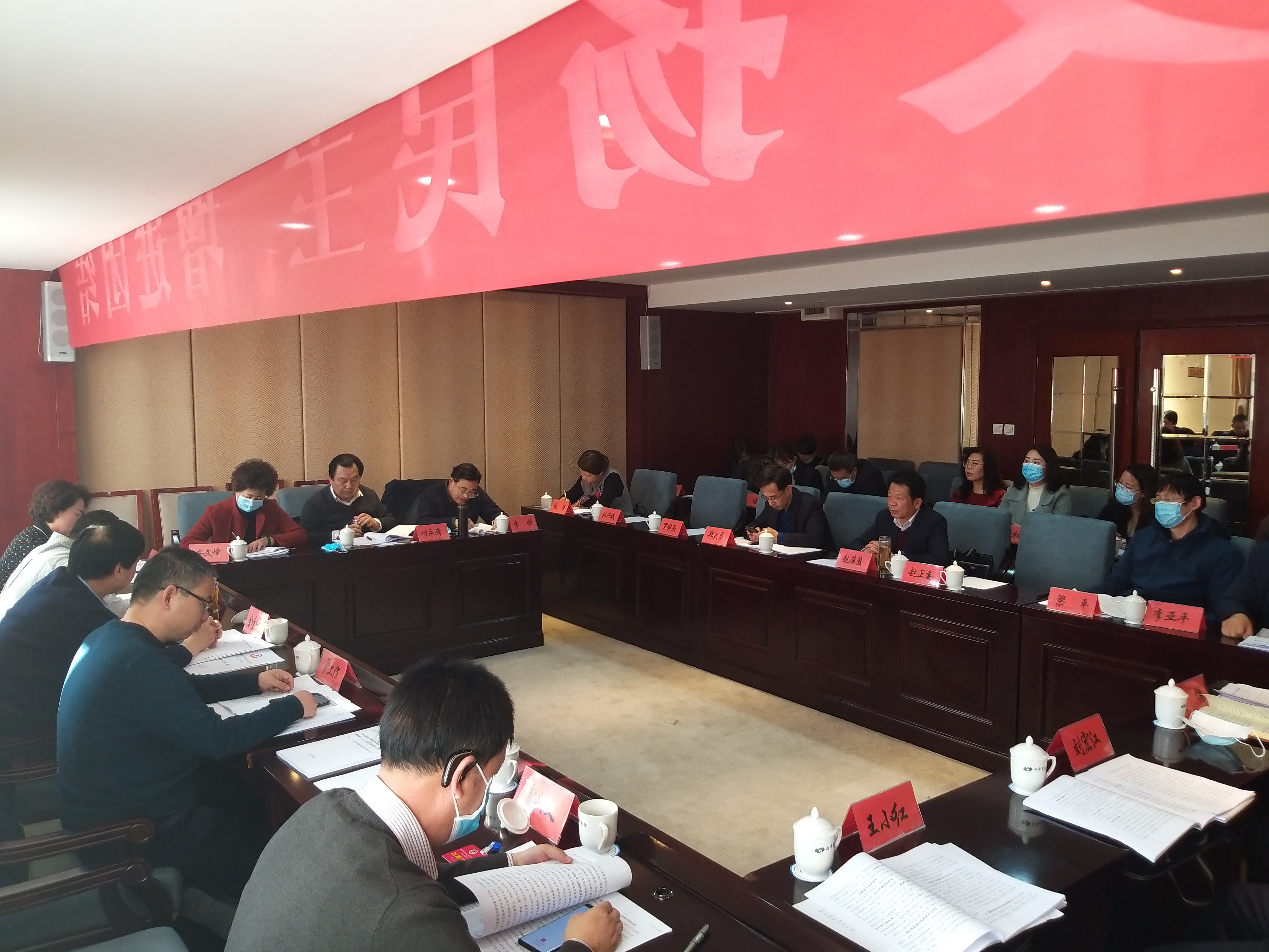 市政協(xié)委員繼續(xù)分組討論市委書(shū)記講話(huà)和相關(guān)報(bào)告。