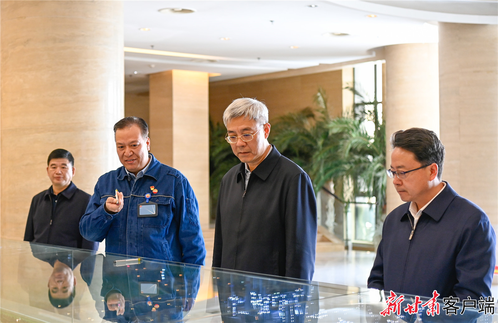 尹弘在慶陽市調(diào)研指導(dǎo)工作時(shí)強(qiáng)調(diào)：立足資源稟賦打造特色產(chǎn)業(yè)集群，奮發(fā)有為推動(dòng)革命老區(qū)振興發(fā)展