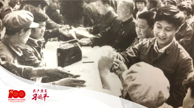 習(xí)近平帶領(lǐng)縣委工作人員在正定接頭發(fā)放《民意調(diào)查表》。 （圖片來源于《習(xí)近平在正定》）