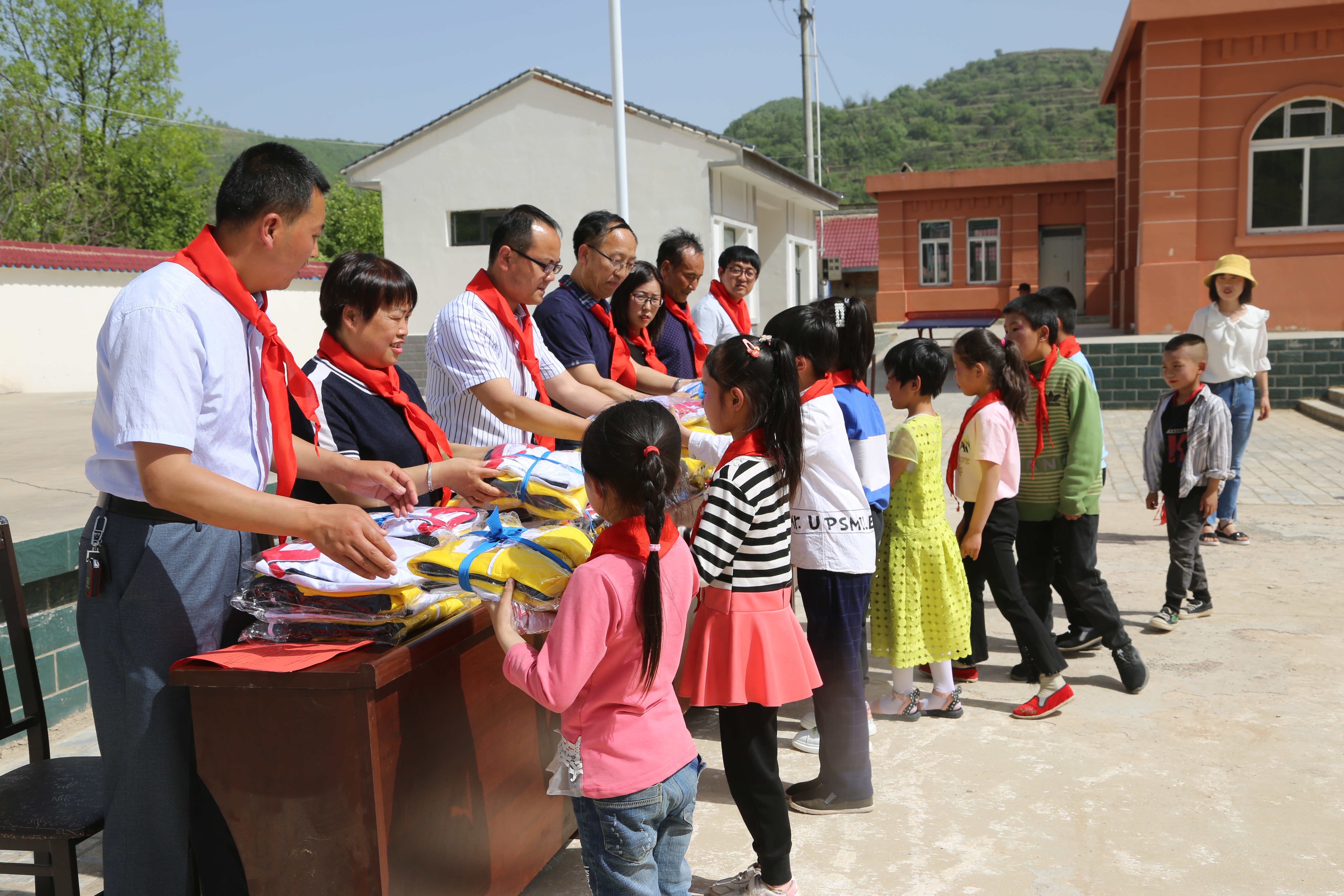 寧縣開展黨史學(xué)習(xí)教育“我為群眾辦實(shí)事”校服捐贈活動