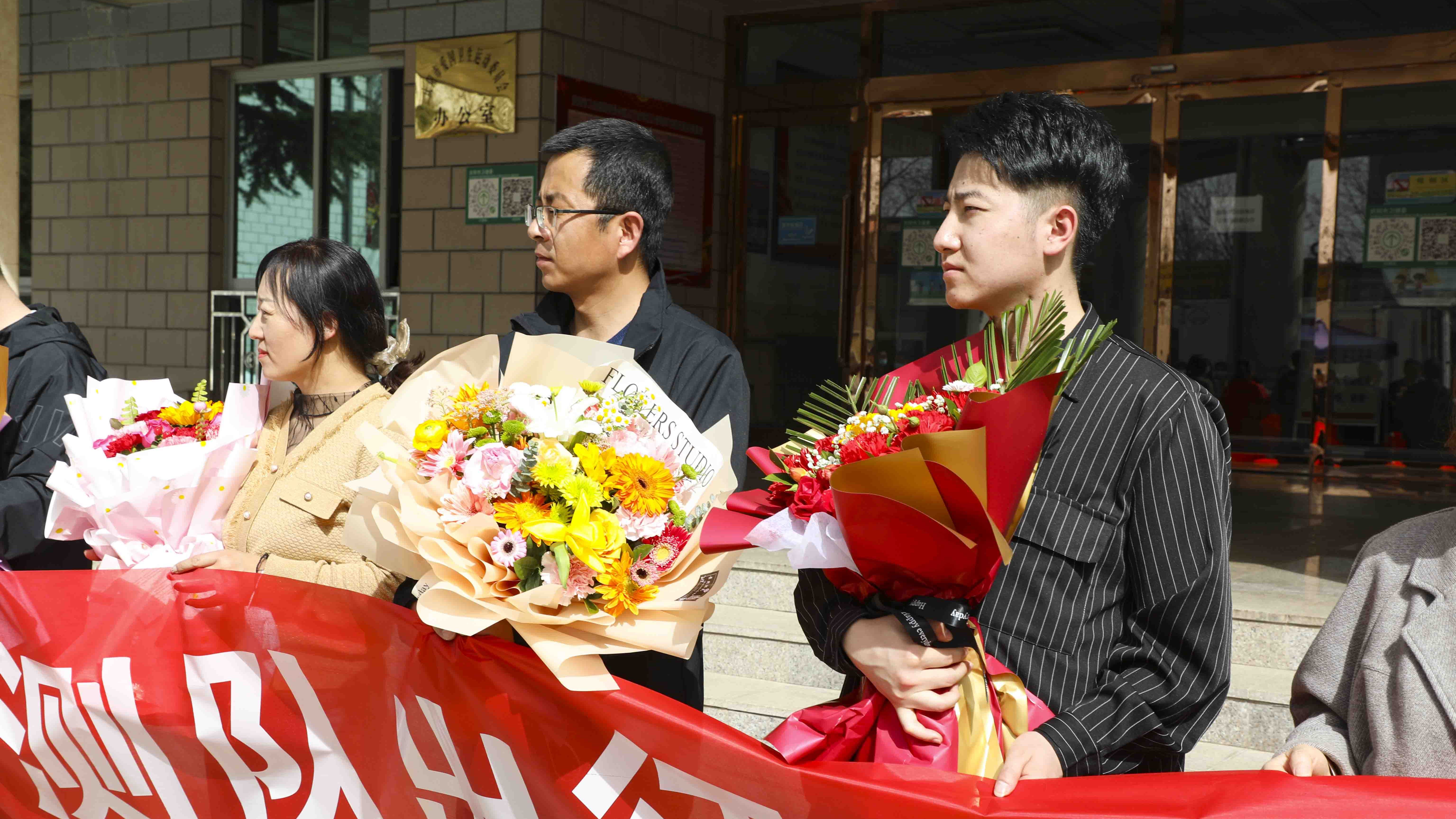 【第一眼】慶陽市抽調(diào)15名成員組成核酸檢測(cè)隊(duì)支援蘭州新區(qū)