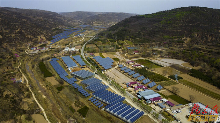 【奮進新征程 建功新時代】華池縣：光伏板下種菌菇，“菌光互補”助“共富”