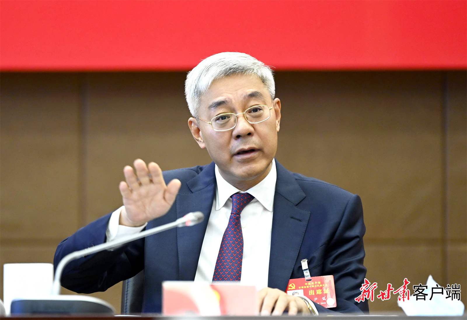 尹弘?yún)⒓游渫写韴F討論時強調(diào)：找準功能定位，發(fā)揮比較優(yōu)勢，積極融入“一核三帶”區(qū)域發(fā)展格局