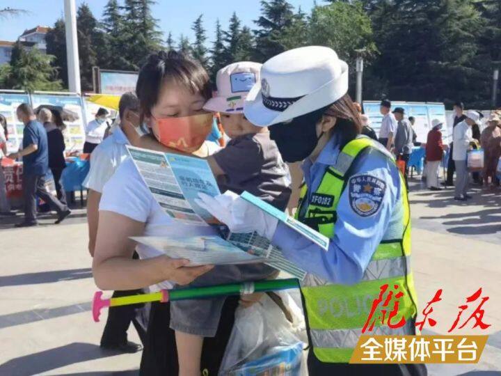 【創(chuàng)建全國文明城市·我們在行動】西峰公安交警強化“一老一小”宣傳，筑牢交通安全防線