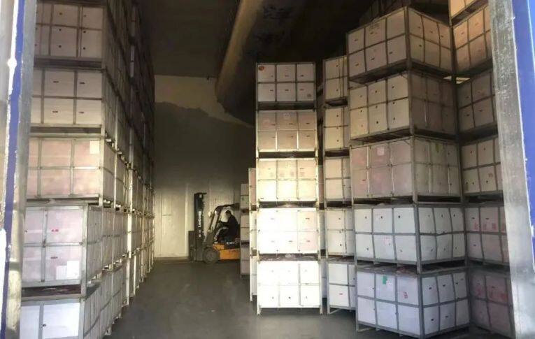 恒溫保鮮冷藏庫(kù)里存放的裝滿蘋果的果筐。