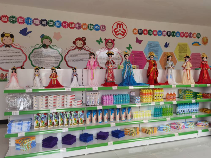 西峰區(qū)肖金鎮(zhèn)楊咀村“巾幗家美積分超市”一角。 通訊員 翟娜娜 攝