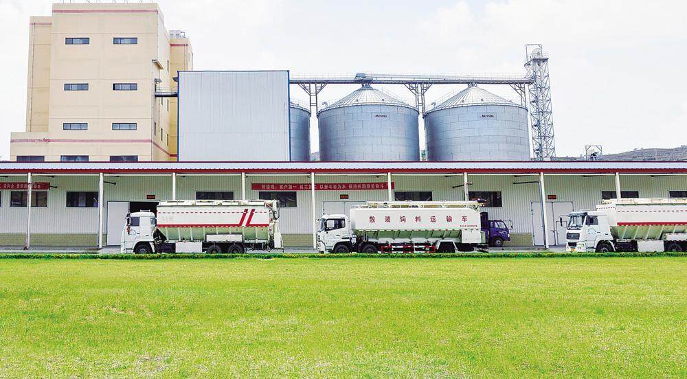 甘肅圣越農(nóng)牧發(fā)展有限公司飼料廠。 通訊員 田永昭 攝