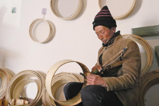 耿塬畔村村民楊滿銀在制作籮篩。
