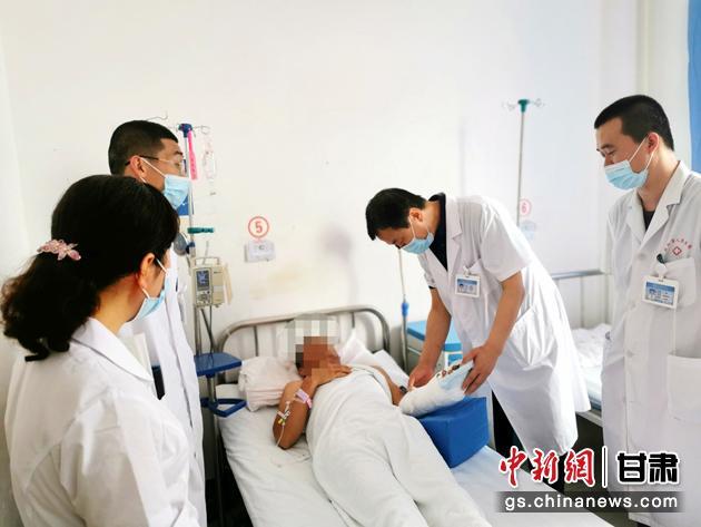 圖為術(shù)后第6天，患者可輕輕活動食指。