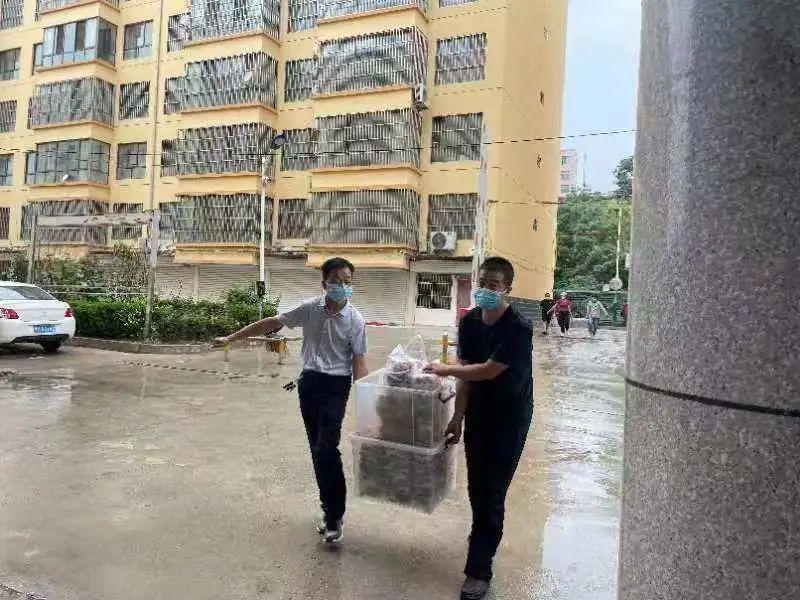 看到路邊的醫(yī)護(hù)人員，鎮(zhèn)原這對80后夫妻果斷做了一個(gè)決定！