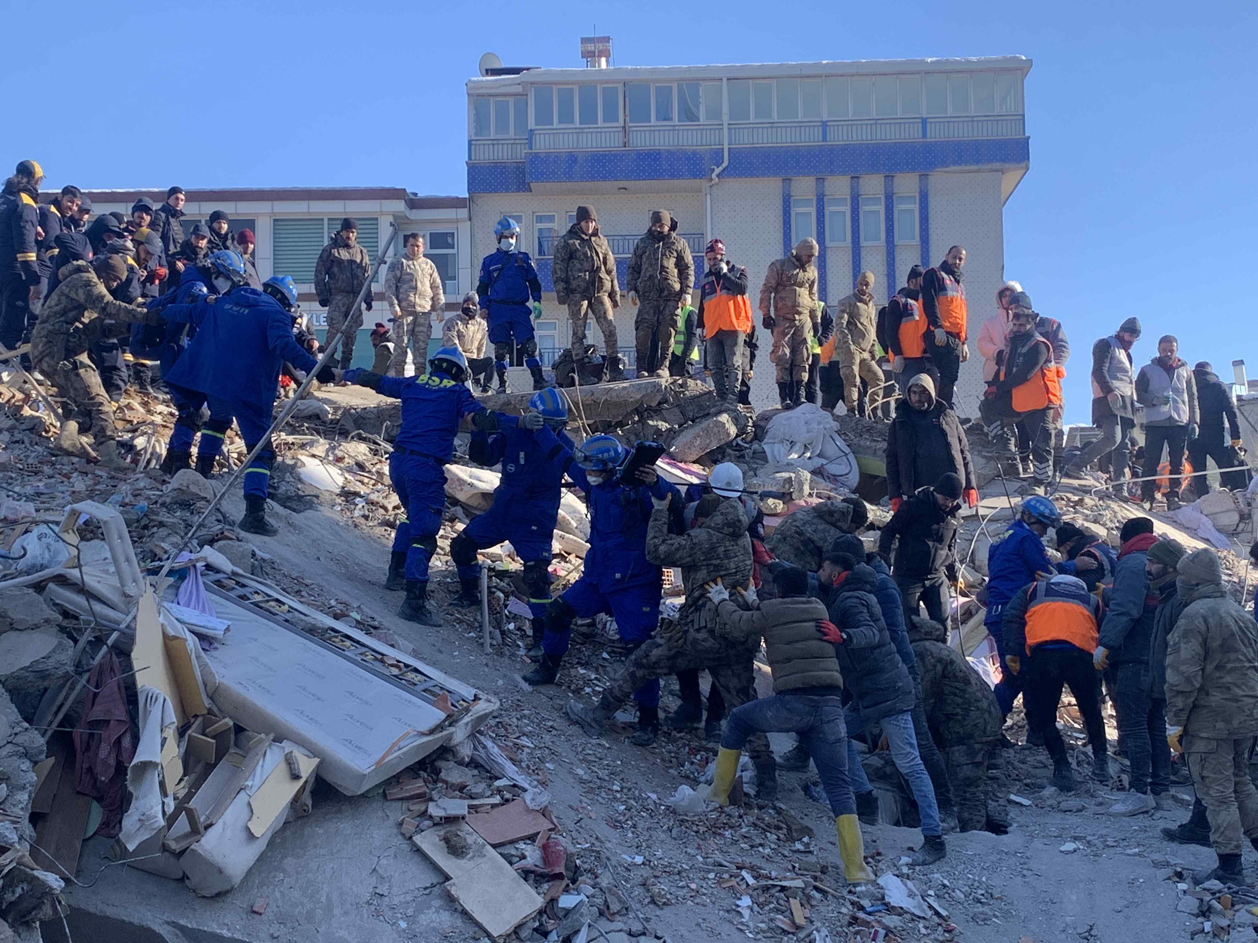 異國他鄉(xiāng)傳大愛——甘肅慶陽藍天救援隊范淑娟、王磊跨國救援故事