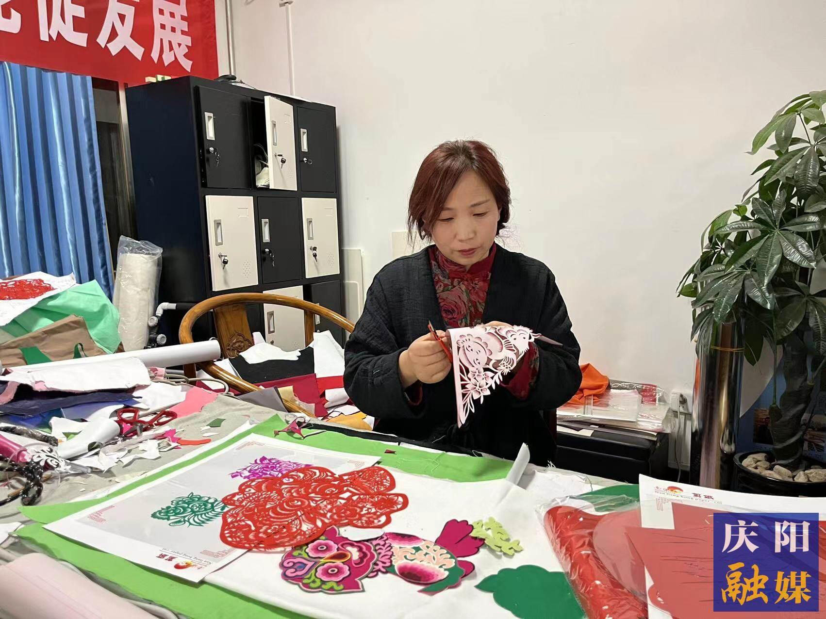 曹永琴在進行剪紙創(chuàng)作。