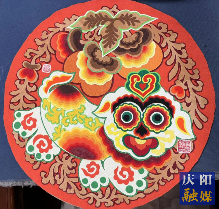 李慶英創(chuàng)作的布貼畫作品。