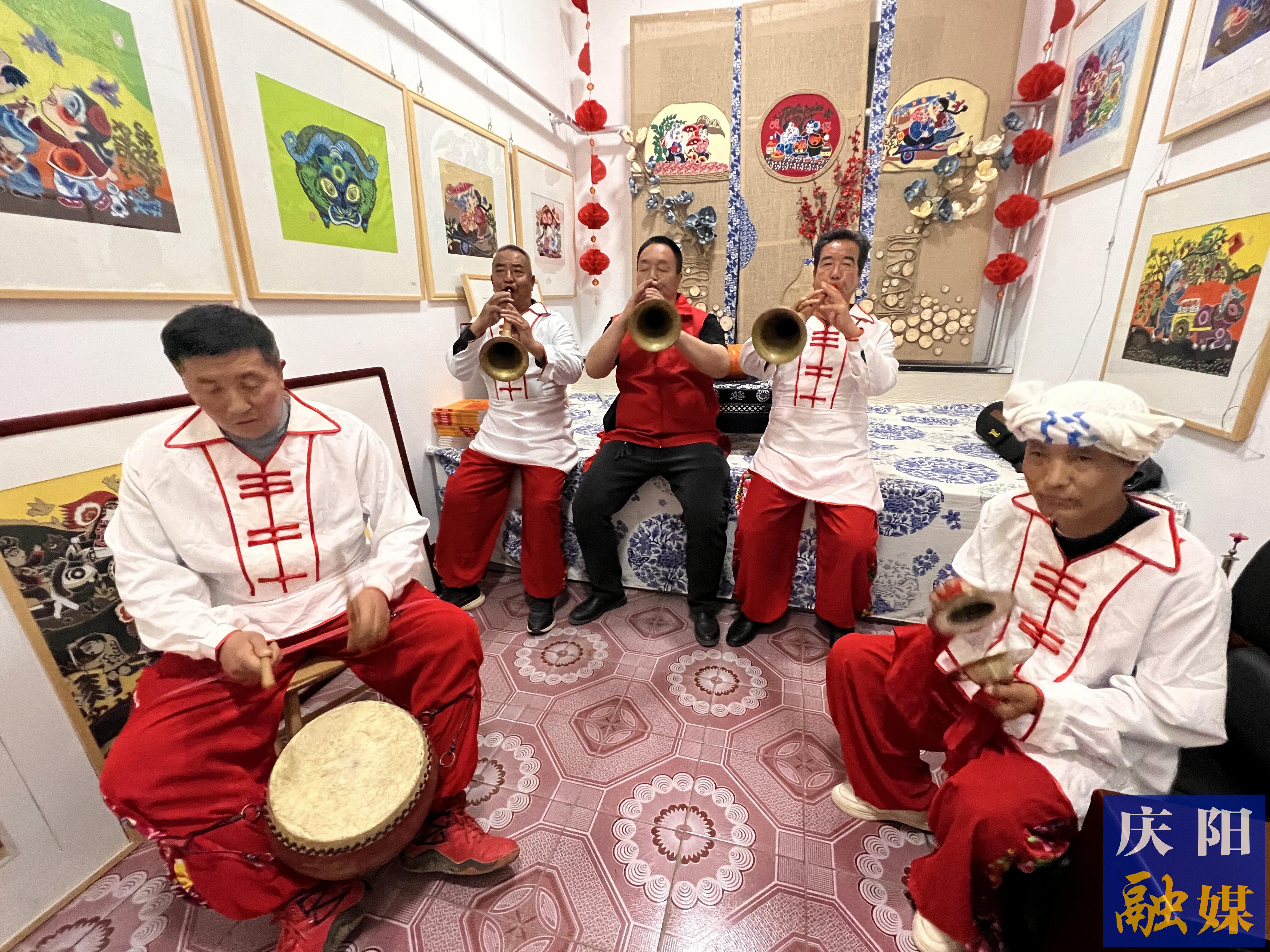 高小兵（左三）和同伴在練習吹嗩吶。