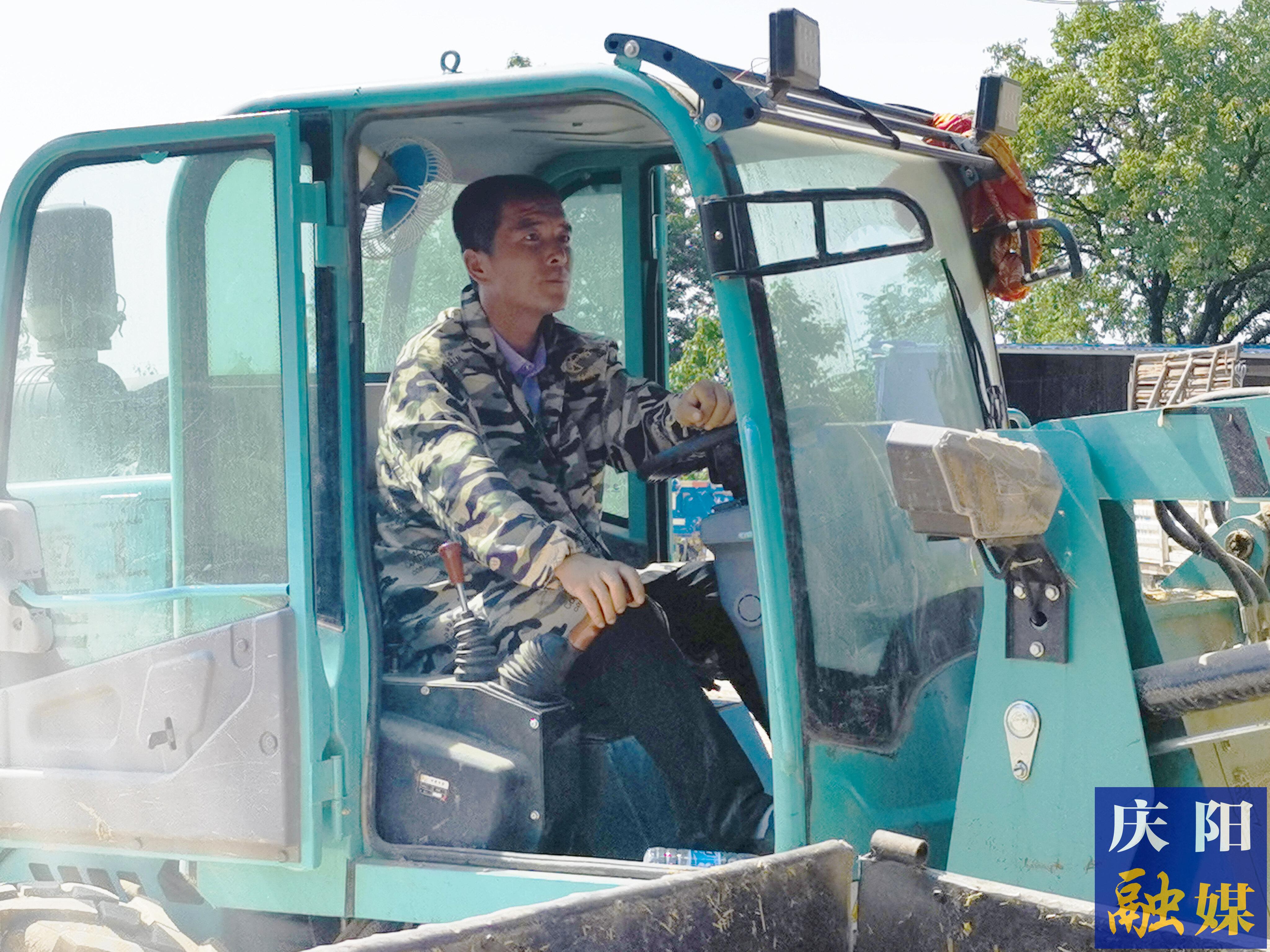 上肖鎮(zhèn)西嶺村返鄉(xiāng)創(chuàng)業(yè)青年郭鵬創(chuàng)辦了鎮(zhèn)原縣名眾生態(tài)種植養(yǎng)殖專業(yè)合作社，現(xiàn)牛存欄187頭，流轉(zhuǎn)土地300多畝種植飼草。 慶陽(yáng)融媒記者 閆慧 攝