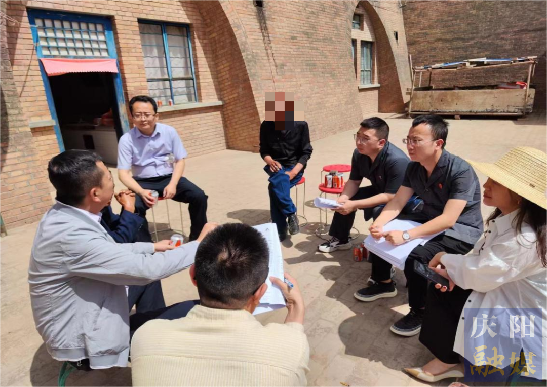 慶城縣人民法院馬嶺法庭干警深入農(nóng)戶家中調(diào)解案件。