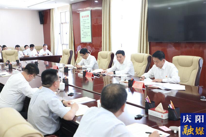 周繼軍參加市政府辦公室黨支部主題黨日活動(dòng)時(shí)指出 把牢政治方向 堅(jiān)定為民立場 擔(dān)當(dāng)實(shí)干推動(dòng)慶陽高質(zhì)量發(fā)展