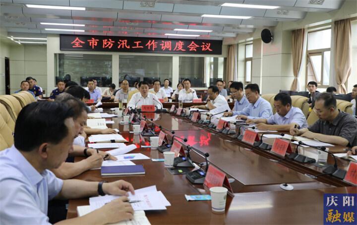 周繼軍在調(diào)度全市防汛工作時強(qiáng)調(diào) 迅速進(jìn)入應(yīng)急狀態(tài)  落實(shí)落細(xì)防汛措施 堅(jiān)決保障人民群眾生命財產(chǎn)安全