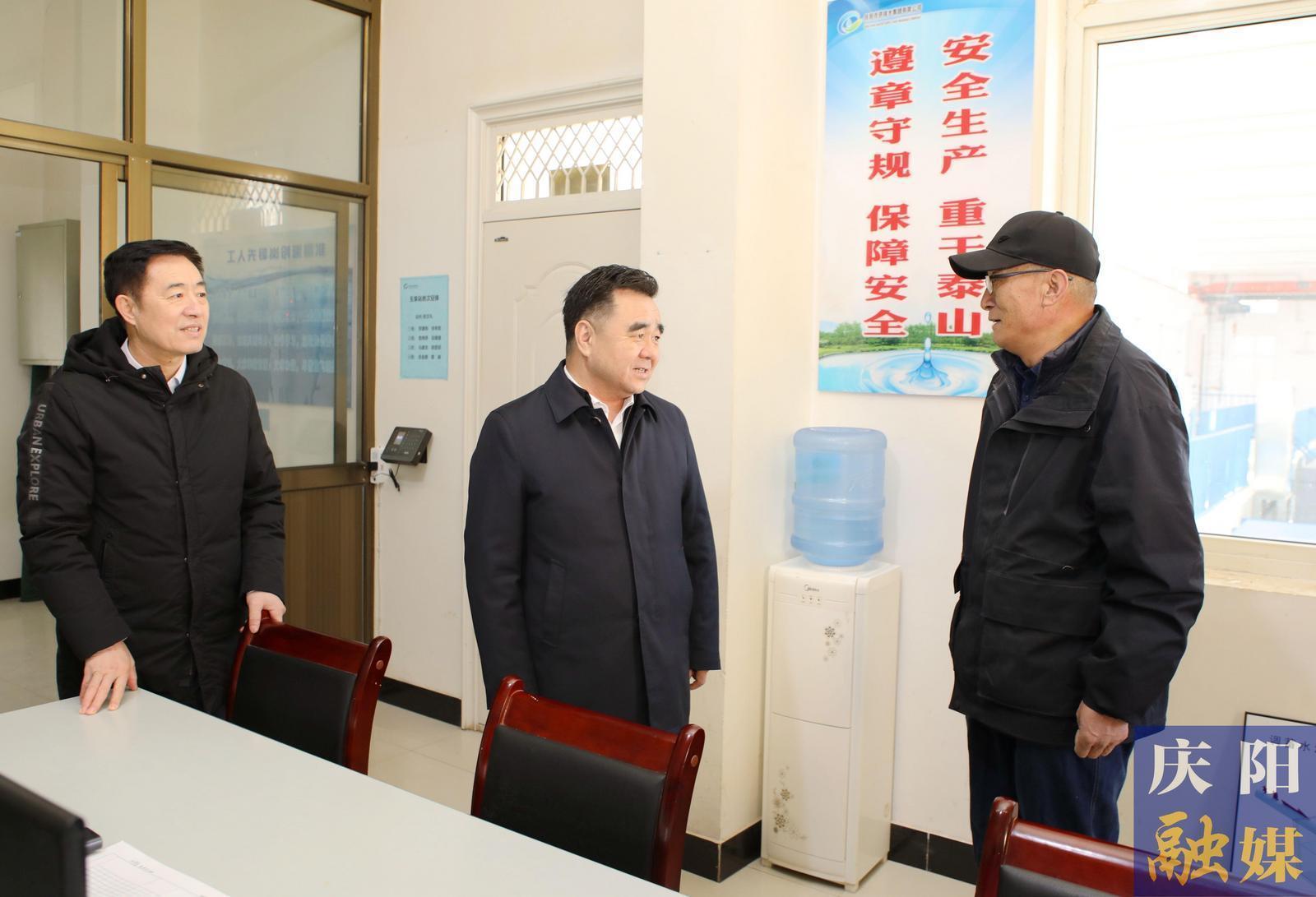 黃澤元調(diào)研節(jié)日期間水電暖保障供應情況并看望慰問一線值班值守人員