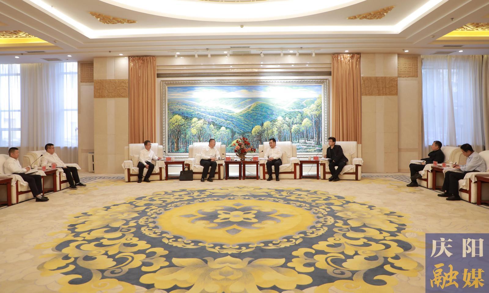 黃澤元與玉門油田分公司執(zhí)行董事、黨委書記來進(jìn)和一行座談