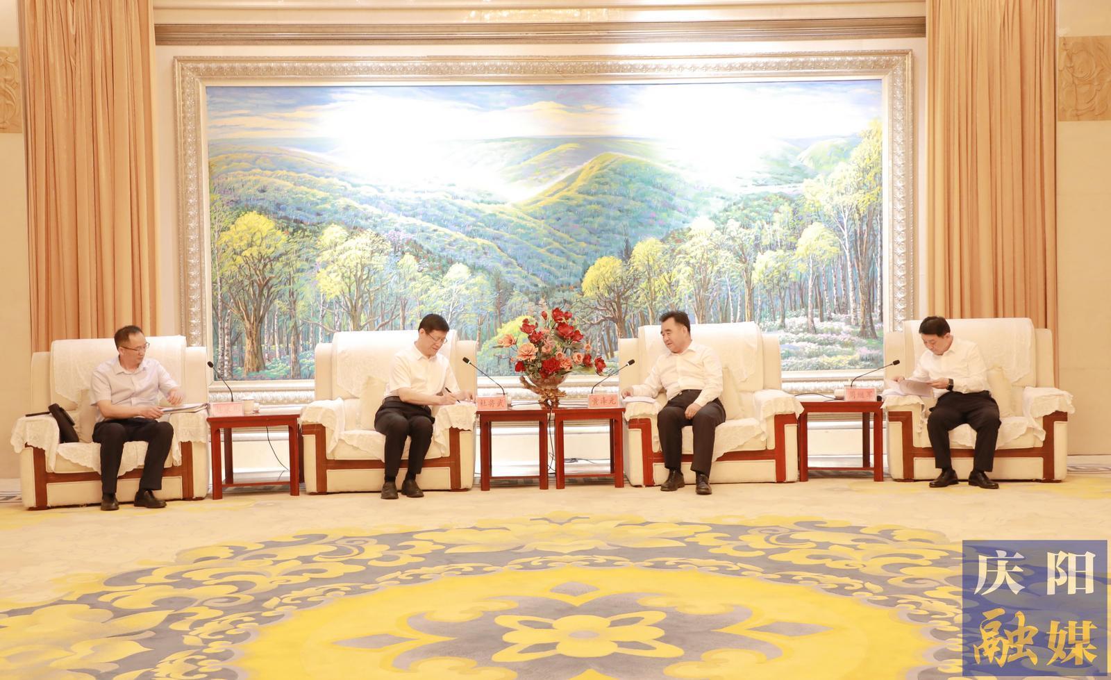 黃澤元周繼軍與華電集團副總工程師、華電煤業(yè)集團黨委書記、董事長杜將武一行座談