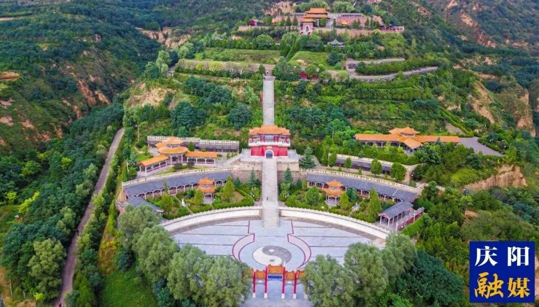 您好！我叫慶陽，這是我的名片，請多多關(guān)照