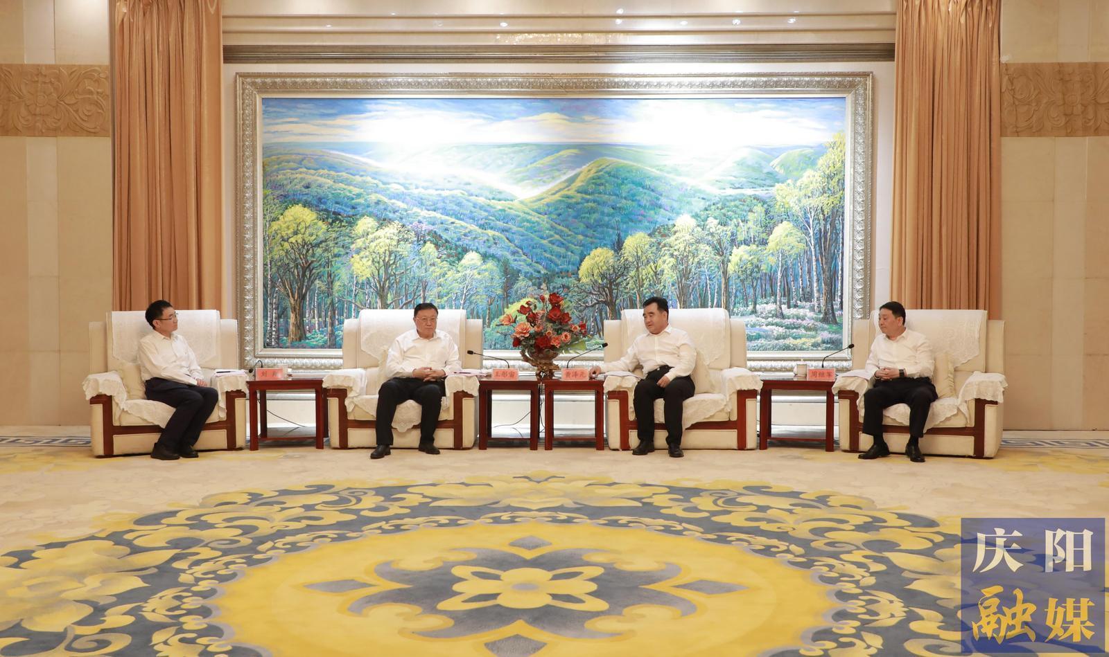 黃澤元周繼軍與中國(guó)交通建設(shè)集團(tuán)有限公司黨委書(shū)記、董事長(zhǎng)王彤宙一行座談