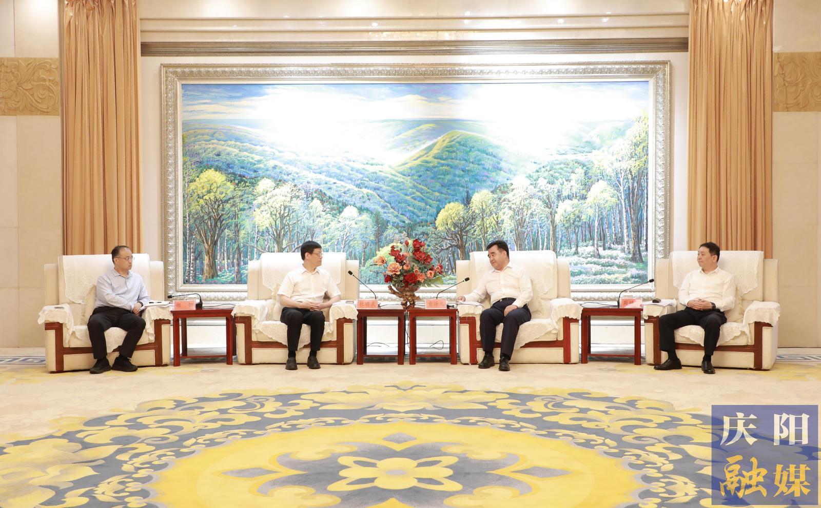 黃澤元與華電煤業(yè)集團(tuán)黨委書記、董事長杜將武一行座談