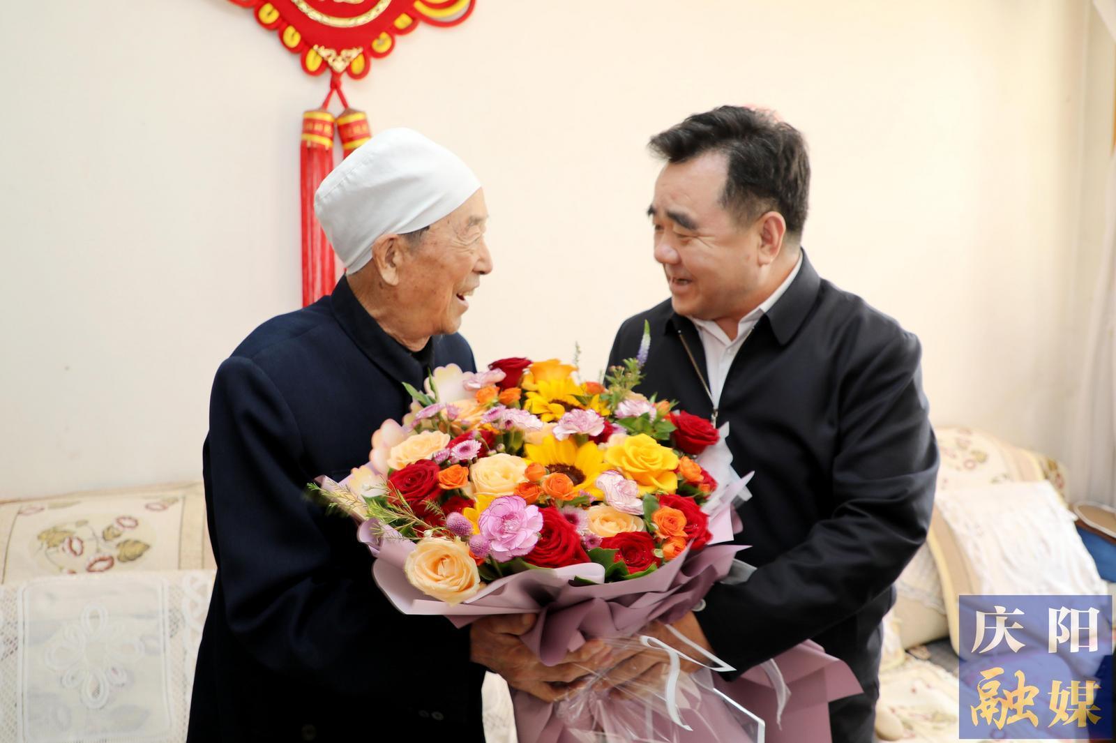 黃澤元國(guó)慶節(jié)前走訪(fǎng)慰問(wèn)離休干部和優(yōu)秀黨員