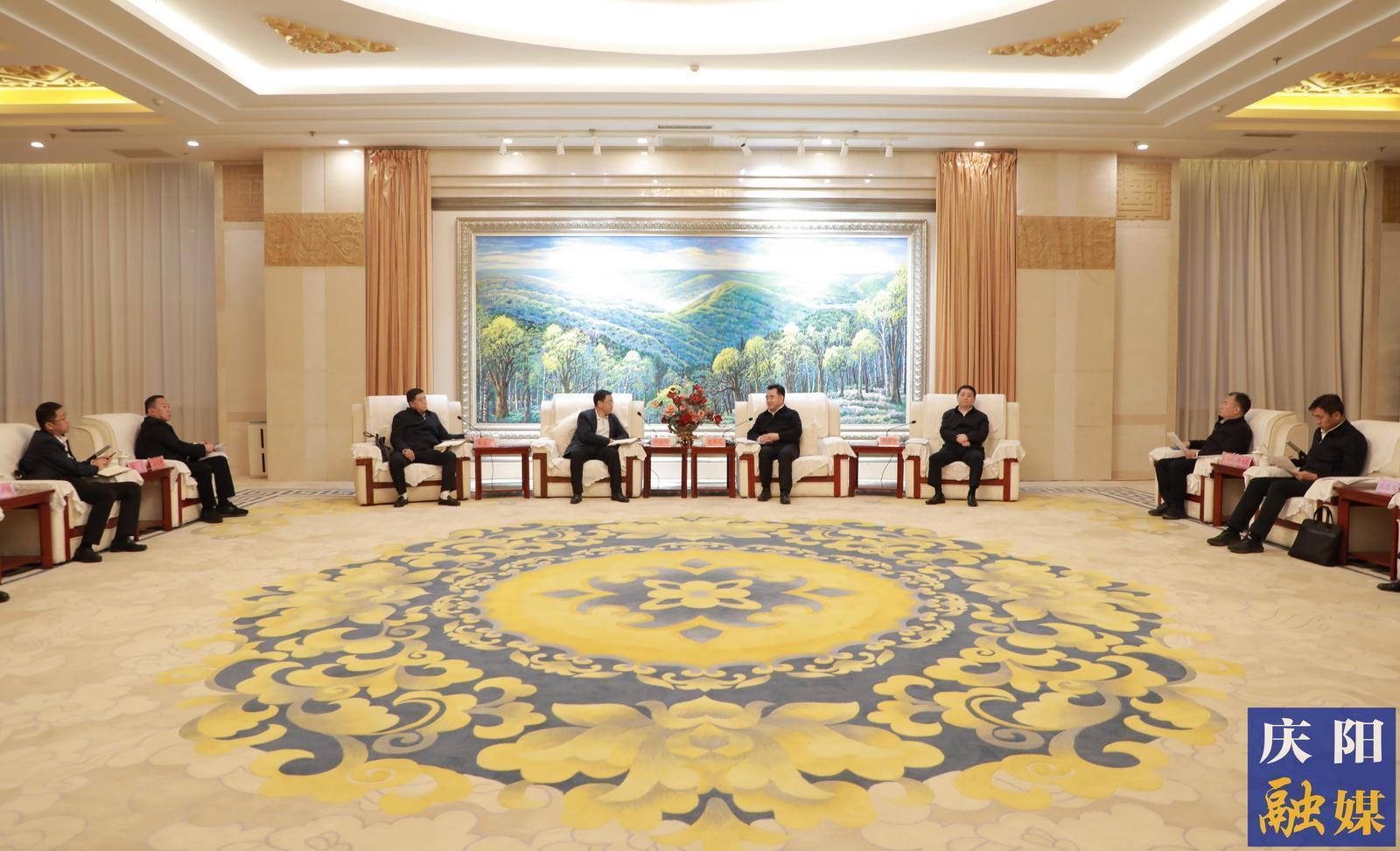 黃澤元周繼軍與甘肅能源化工投資集團(tuán)黨委書記、董事長(zhǎng)謝曉鋒一行座談