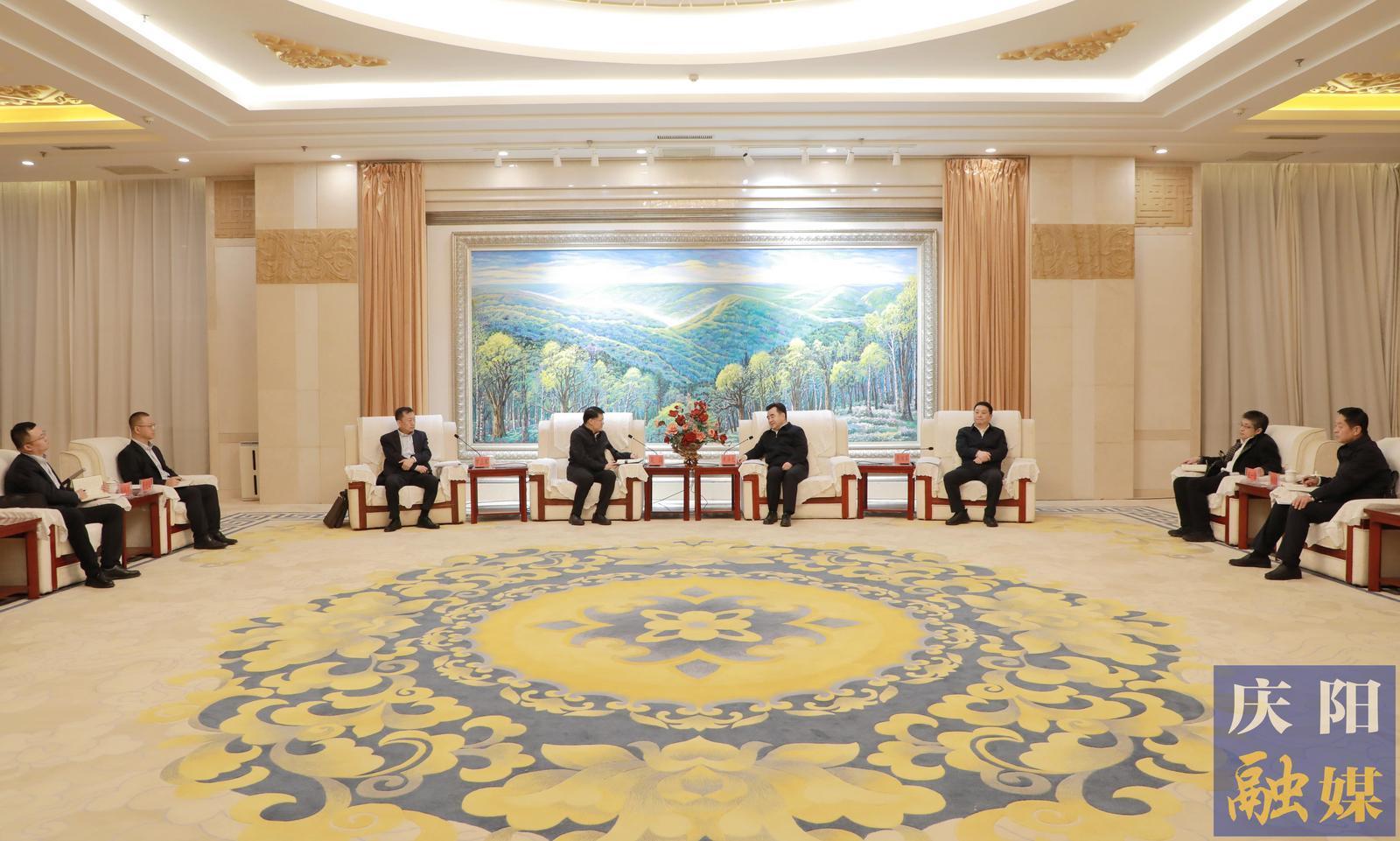 黃澤元周繼軍與中國農業(yè)銀行甘肅省分行黨委書記、行長吳崗一行座談