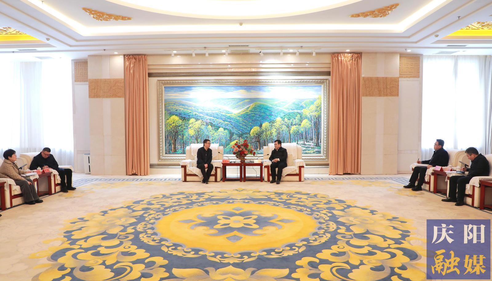 黃澤元與省文聯(lián)黨組書(shū)記、主席王登渤一行座談