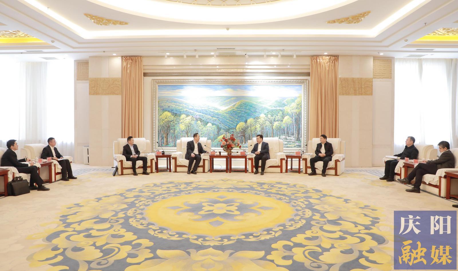 黃澤元周繼軍與中國(guó)工商銀行甘肅省分行黨委書(shū)記、行長(zhǎng)常江一行座談