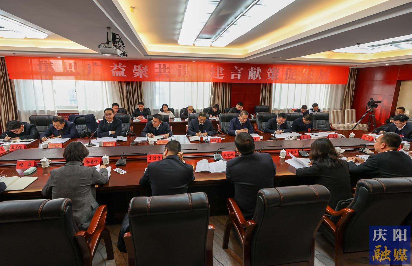 【圖說兩會】市政協(xié)委員分組討論政府工作報告和計劃、財政報告