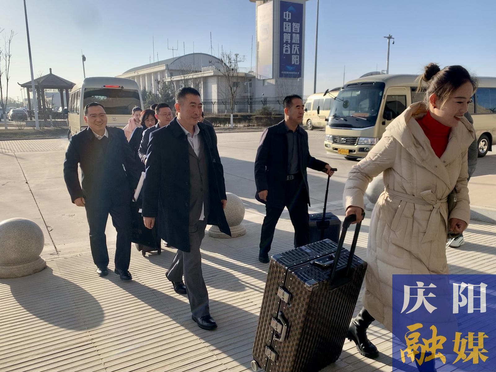 出席省十四屆人大三次會(huì)議的慶陽市代表團(tuán)代表抵蘭向大會(huì)報(bào)到