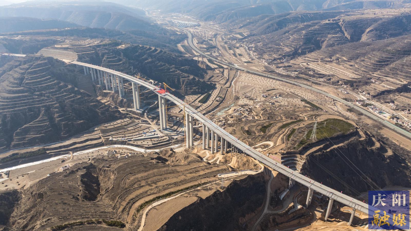 【攝影報道】G309線西合公路項目瓦崗川特大橋合龍儀式舉行