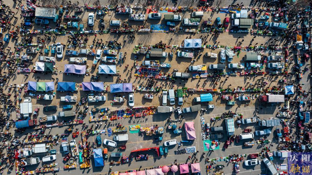 【慶陽年味·攝影報(bào)道】趕大集備年貨，煙火氣里年味兒濃