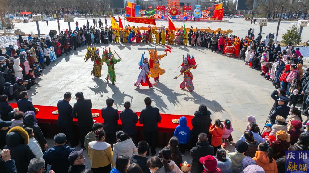 【攝影報(bào)道】傳統(tǒng)社火鬧新春 和諧廣場(chǎng)上演民俗盛宴
