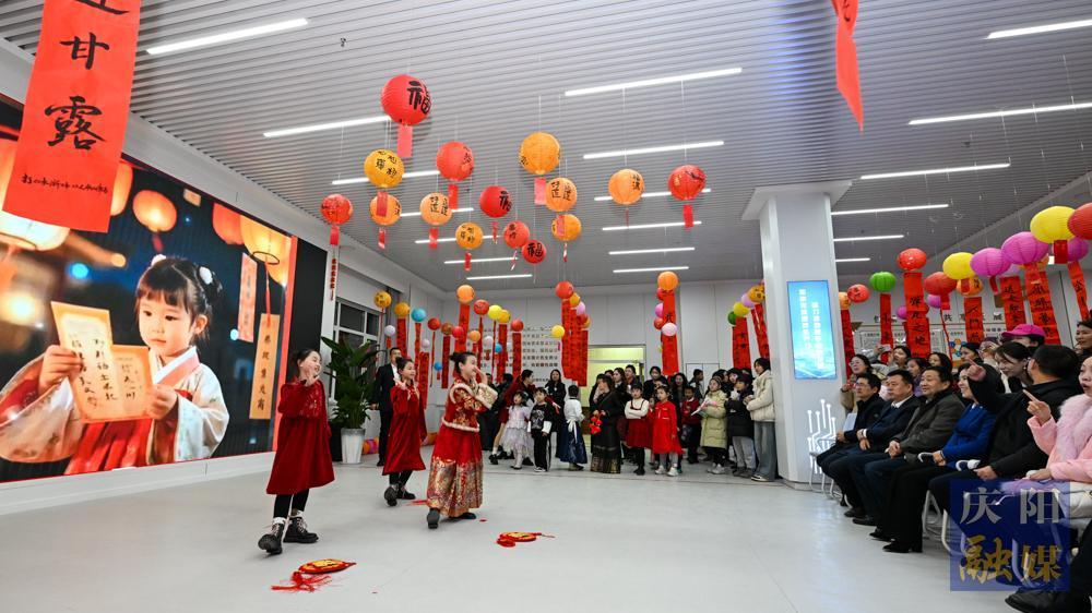 【攝影報(bào)道】賞燈猜謎歡樂多  慶陽市財(cái)政局與西峰區(qū)育才路社區(qū)共慶元宵佳節(jié)