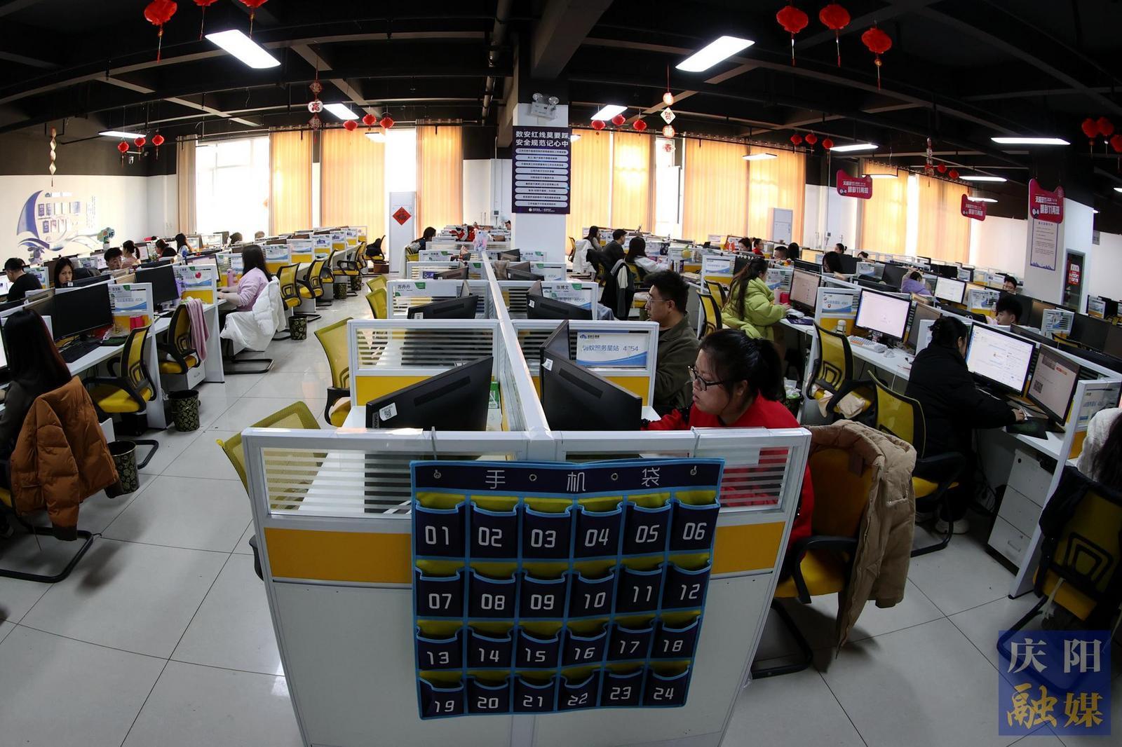 【攝影報(bào)道】環(huán)縣數(shù)字就業(yè)基地：大學(xué)生在“家門口”實(shí)現(xiàn)就業(yè)